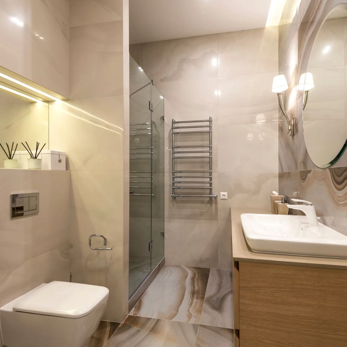Moderne badkamer met houten wastafelmeubel, hangend toilet en inloopdouche